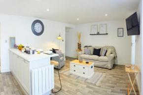 THE HIDEAWAY @ EMPIRE 39, town centre location, close to train station- Yorkshire Coast Holiday Lets.